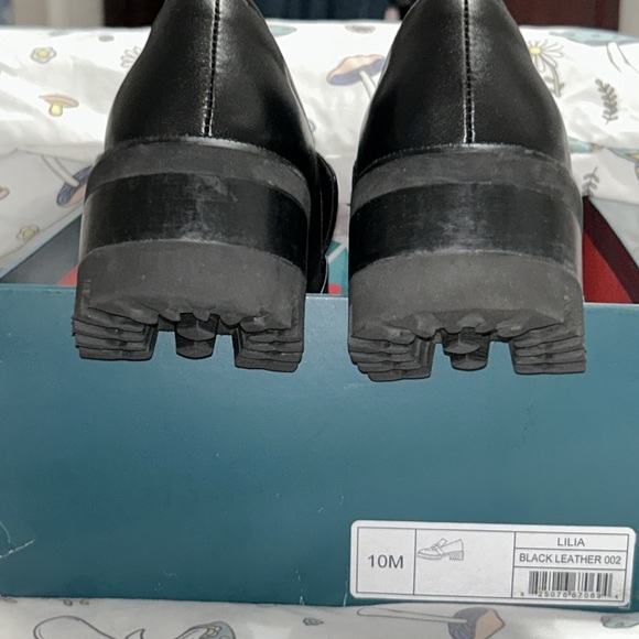 Shoes - Picture 3 of 4